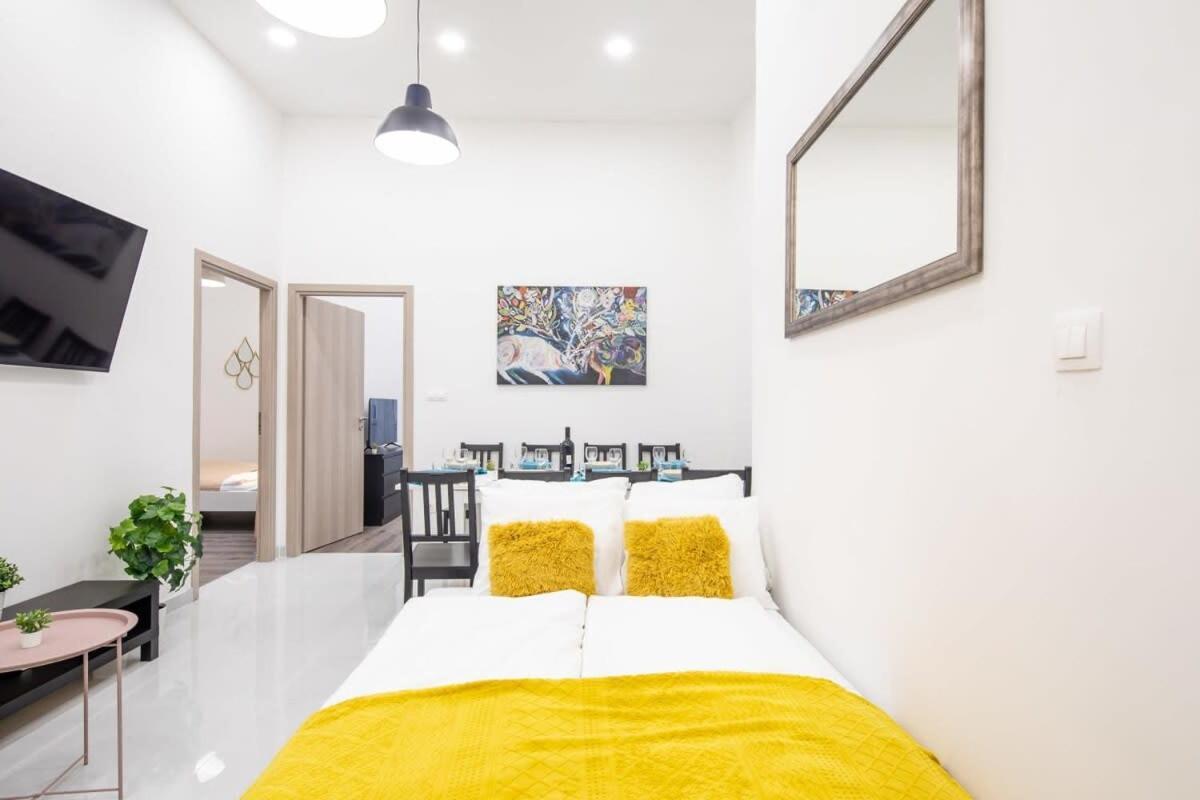 Very Large & New Apartamento
