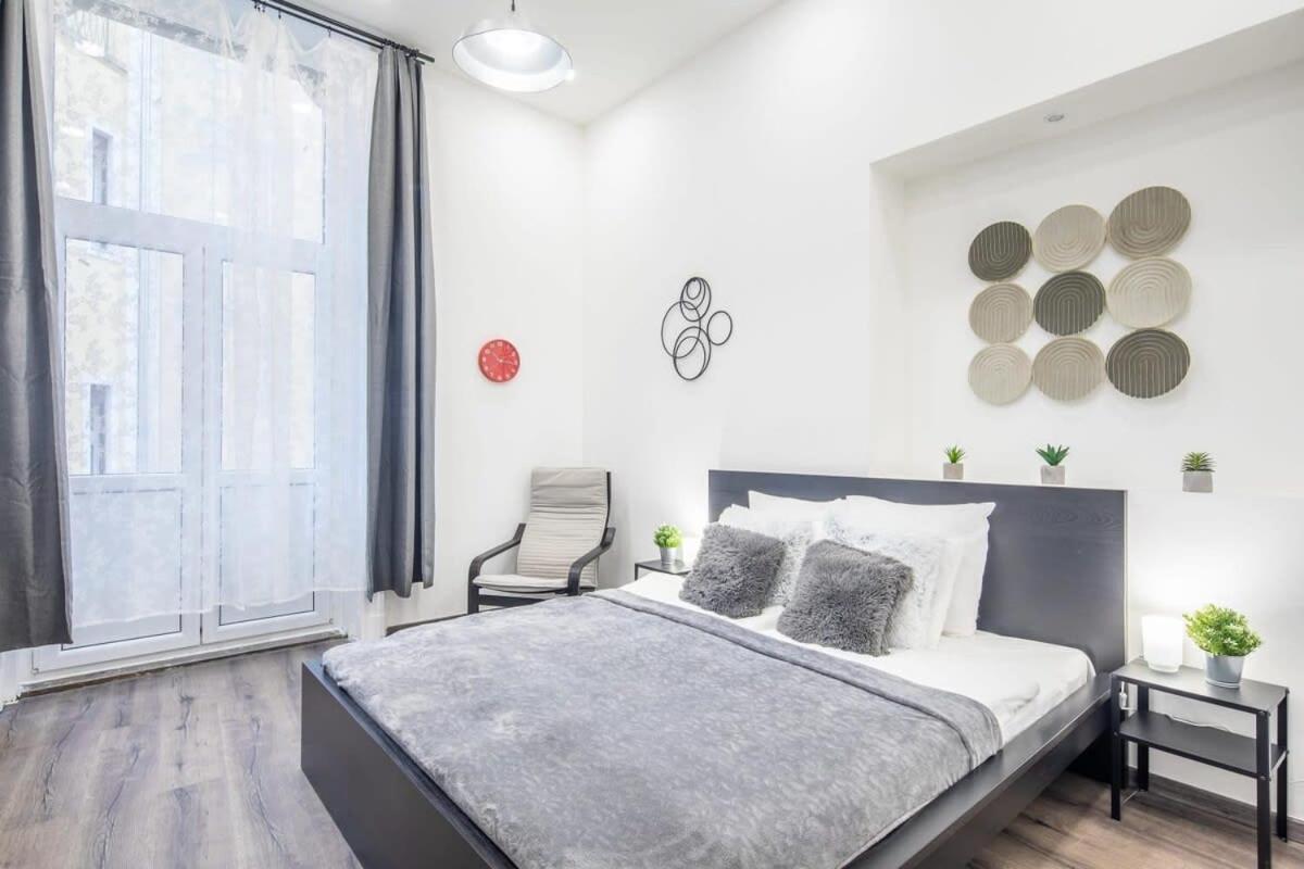 Very Large & New Apartamento